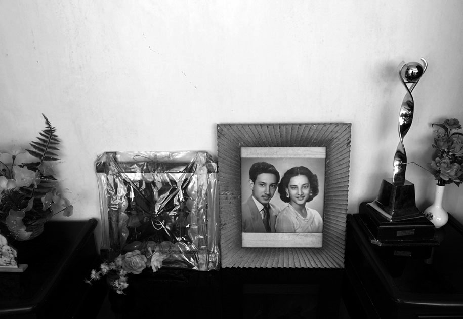 11_PrincePradyotDebBurmanroyalhouse.hellomagazine.blackandwhite.familyportrait.jpg